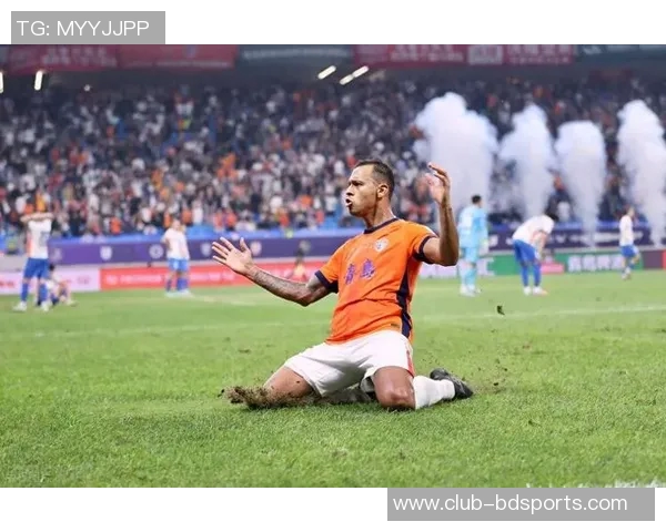 后场防守失误致命奥斯卡助攻侯永永头球破门泰山队暂时落后玉昆队 后场防守失误致命奥斯卡助攻侯永永头球破门泰山队暂时落后玉昆队