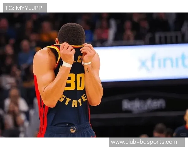 开拓者半场领先勇士16分杨瀚森表现平平库里贡献11分3篮板3助攻 开拓者半场领先勇士16分杨瀚森表现平平库里贡献11分3篮板3助攻