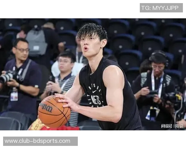 NBA中国赛半场战报托马斯表现出色曾凡博短暂登场贡献防守篮网领先太阳