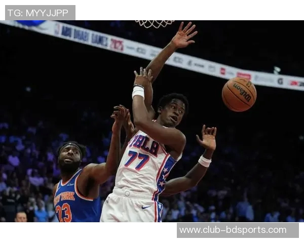 埃奇库姆高空起飞挑战米切罗虽未成功却成功造成犯规 埃奇库姆高空起飞挑战米切罗虽未成功却成功造成犯规