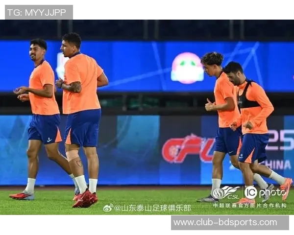山东泰山于10月10日重返训练场全力备战即将对阵浙江队的关键比赛 山东泰山于10月10日重返训练场全力备战即将对阵浙江队的关键比赛