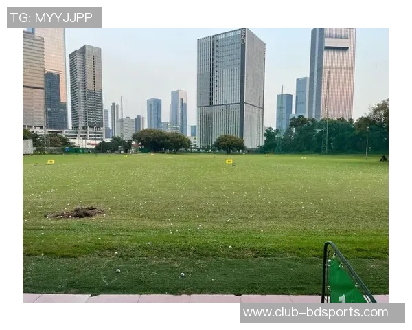 哈兰德分享休闲时光高尔夫球场上尽显运动魅力