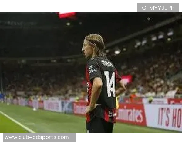 加利在热身时专注分析对手站位球迷欢呼未能分散他的注意力 加利在热身时专注分析对手站位球迷欢呼未能分散他的注意力