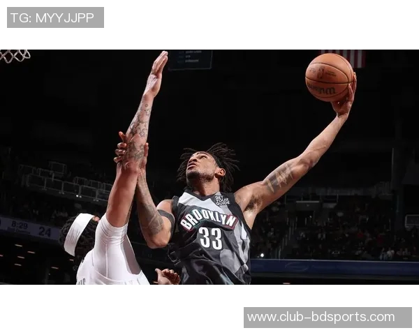 克拉克斯顿上半场表现惊艳7投5中砍下11分8篮板外线命中率完美