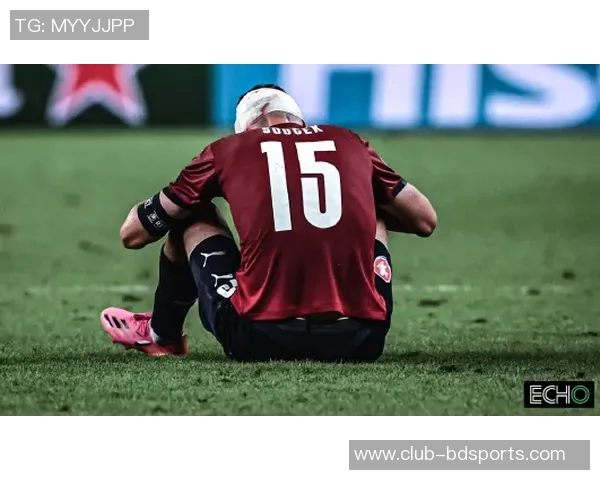 马内因背后犯规被VAR判罚黄牌引发争议球迷热议裁判判决合理性